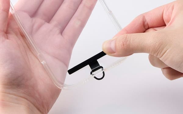 Insertar a través del orificio del cable en la funda