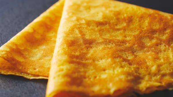 Masa de crepe hecha con huevos rojos y mantequilla