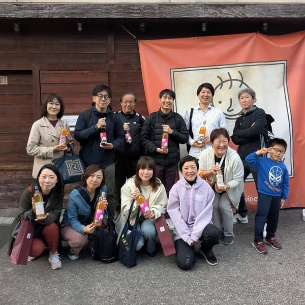 畢業生拿著他們的原創標籤葡萄酒瓶