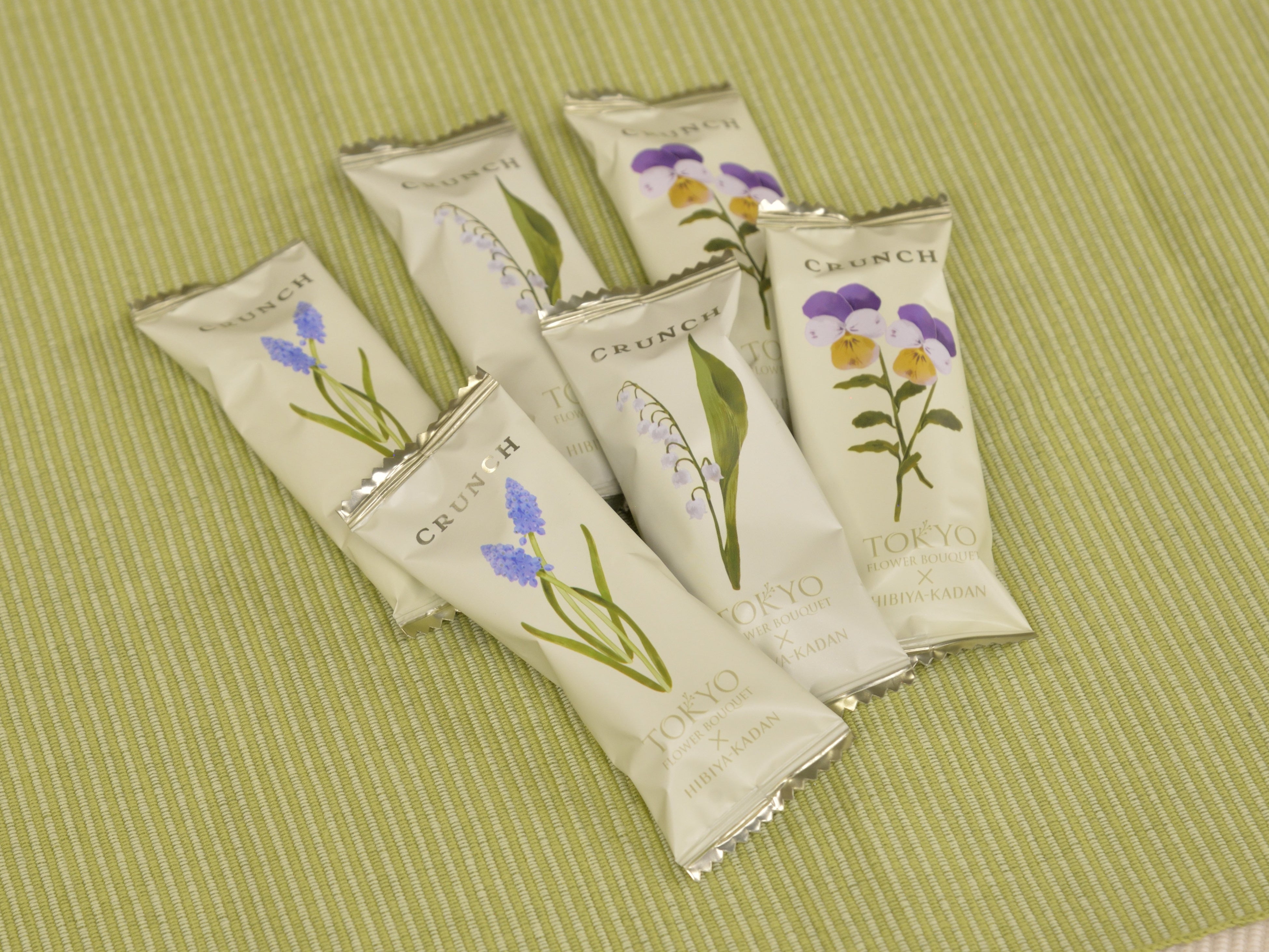 ดีไซน์ห่อแยกชิ้น: Muscari (ซ้าย), Lily of the Valley (กลาง), Viola (ขวา)