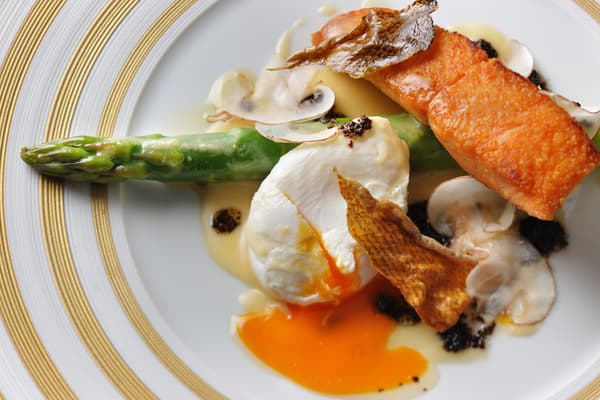 생선 요리: 벚꽃 연어와 아스파라거스 밀라네제