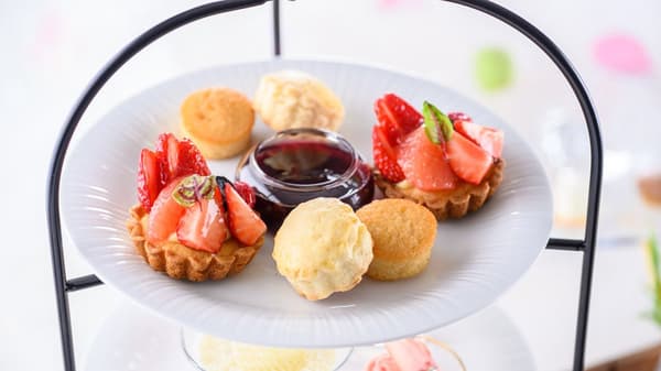 Tarta de frutas colorida, scone y financier