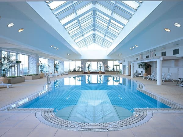 เพลิดเพลินกับบรรยากาศรีสอร์ทในสระว่ายน้ำในร่มที่สามารถใช้ได้ทุกสภาพอากาศ