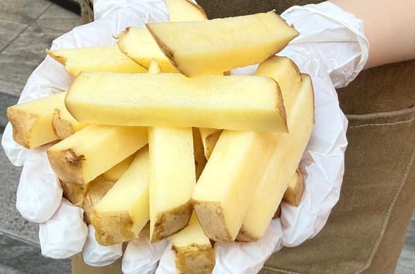 Patatas preparándose para el proceso de doble fritura