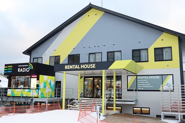 Inversión total de 980 millones de yenes para la renovación de las principales instalaciones de alquiler, equipadas con los 5000 juegos de esquíes, tablas de snowboard, botas y ropa de marca más grandes de Japón