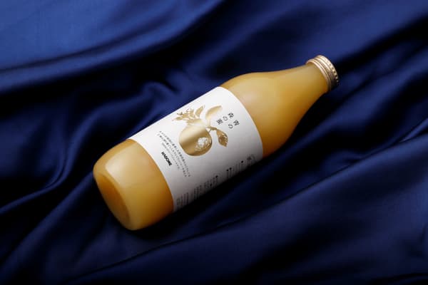 잘 익은 후지 사과가 있는 아오모리 사과 과수원