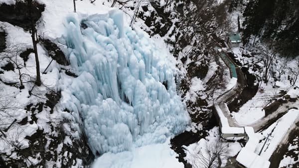 Formaciones masivas de hielo cerca de la segunda salida de la cueva de piedra caliza, que abarca 200 metros de ancho