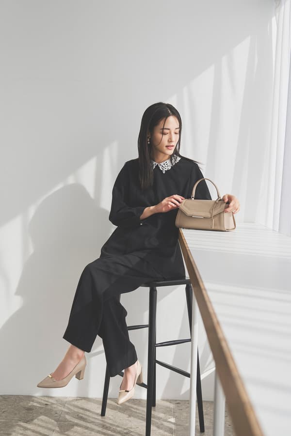 메탈 디테일이 있는 블록 힐 펌프스