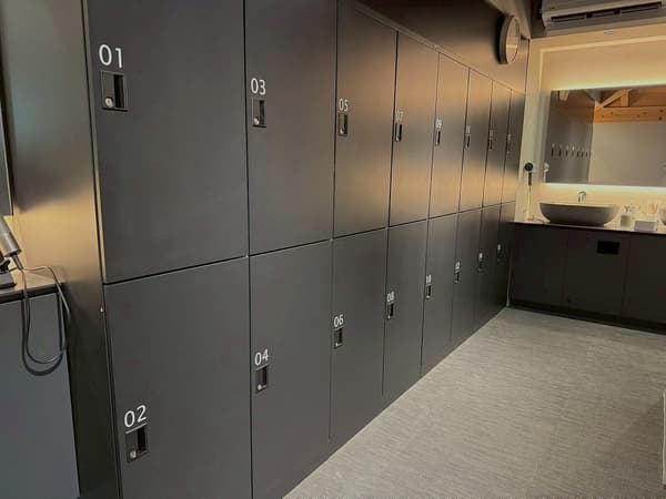 Gray-toned modern changing room