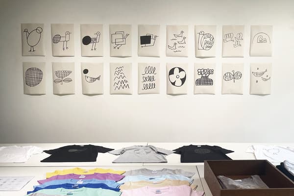 Buat kaos khusus Anda sendiri di sesi pemesanan di tempat