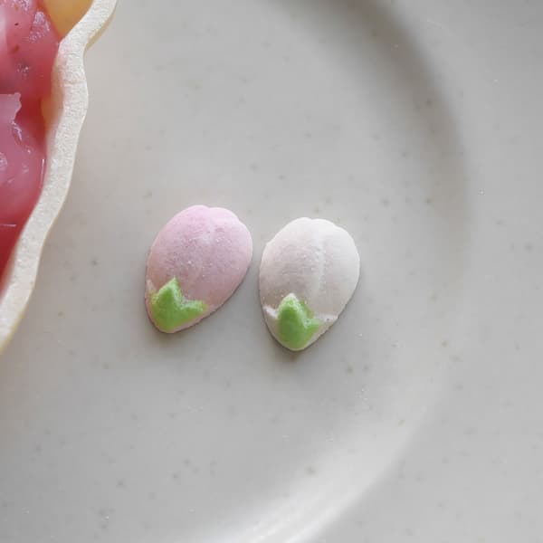 Rakugan con forma de flor de cerezo