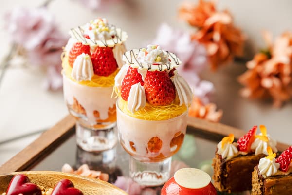 草莓芭菲，分层搭配了玫瑰果冻、草莓奶油和新鲜草莓