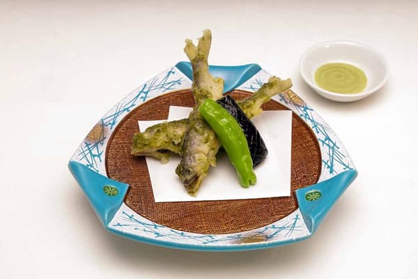 Tempura ikan sweetfish muda (ayu) dengan lemon dan garam matcha