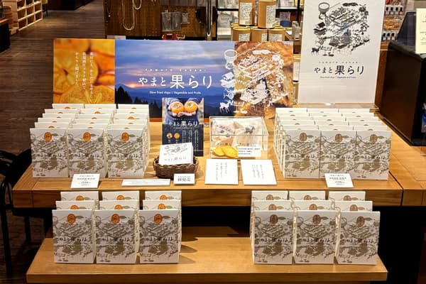 Escena de la tienda minorista. La presencia en las secciones de regalos está creciendo