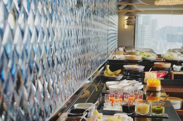 빛에 따라 표현이 바뀌는 무지개 빛 유리 타일