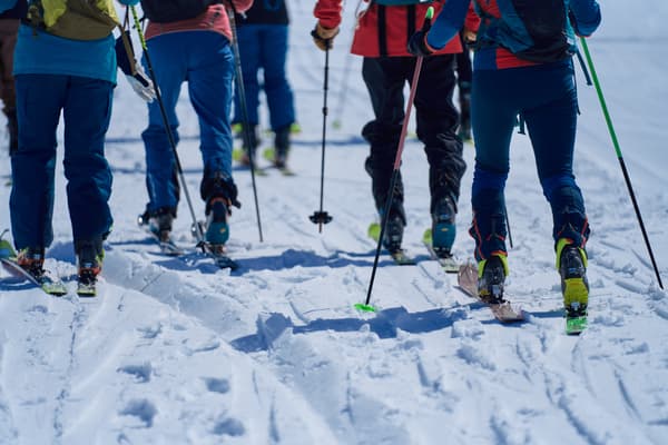 Taller de experiencia con equipo de esquí ligero para atravesar montañas nevadas cómodamente
