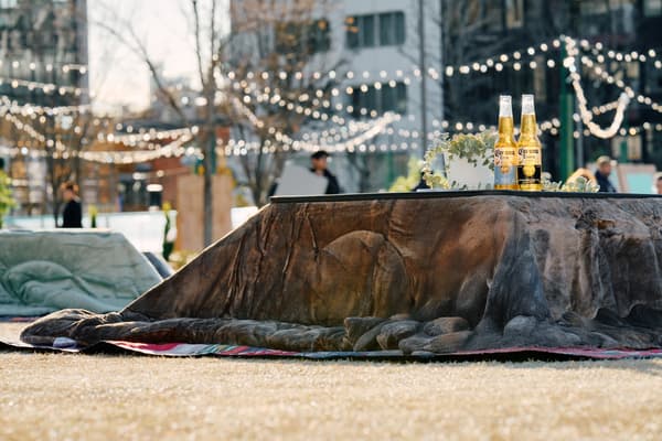 야외 코타츠에서 휴식을 취하는 사람들
