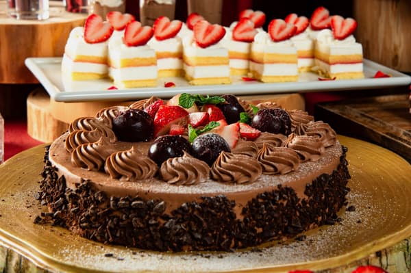 Tarta de la Selva Negra con chocolate negro y decoración de cerezas