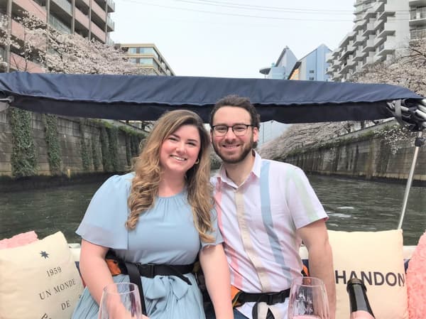 นักท่องเที่ยวต่างชาติเพลิดเพลินกับการล่องเรือ