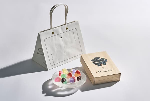 Set contents showing Kiki box and shopping bag