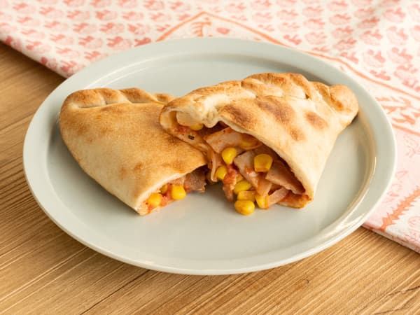 Calzone Daging Asap & Jagung Buatan Sendiri dengan Saus Krim Tomat