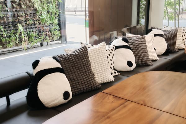 大堂里的熊猫靠垫和装饰品