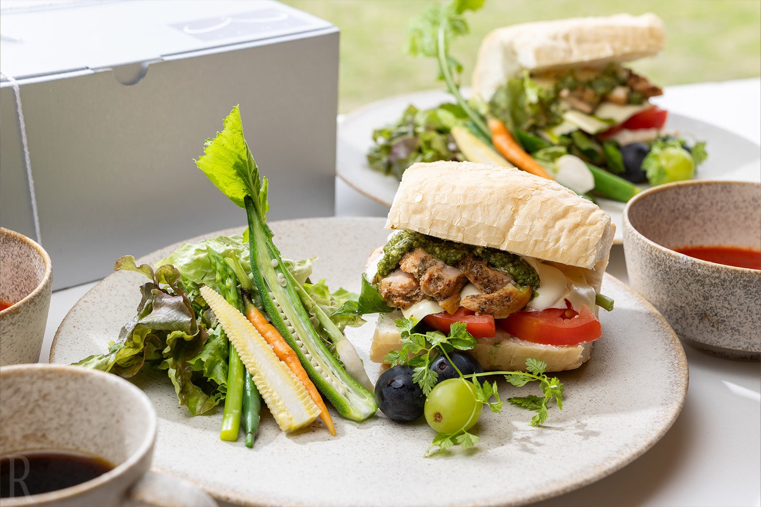 อาหารเช้าเป็นปานินีไก่รมควันโฮมเมดของเชฟชาวฝรั่งเศส