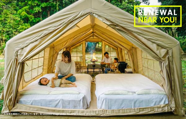 Sitio de glamping con tienda de campaña y área de estar al aire libre