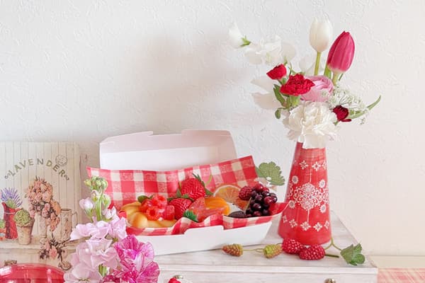 Disfrute de la hora del té con postres y flores