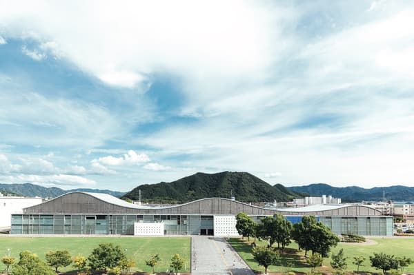 ภาพภายนอกอาคาร YCAM ในเวลากลางคืน ภาพถ่ายโดย Shintaro Yamanaka (Qsyum!), จัดทำโดย Yamaguchi Center for Arts and Media [YCAM]