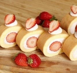 Rollo de pastel de fresa
