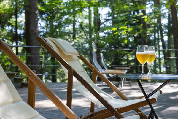 Un cóctel de cerveza disfrutado en una silla reclinable en la Terraza de las Nubes por la noche