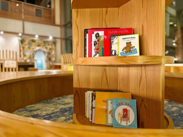 Under the windmill, a bookshelf with over 60 picture books. You can take them to your room!