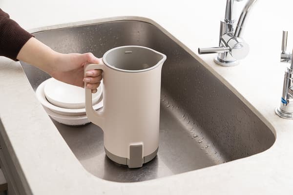 Easy cleaning at the sink