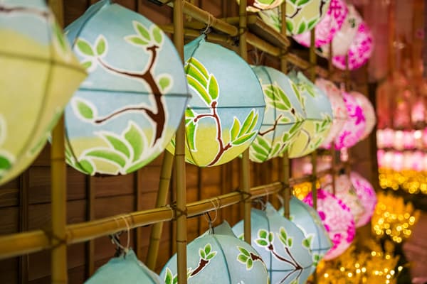 Linternas Nebuta que expresan árboles y plantas en ciernes