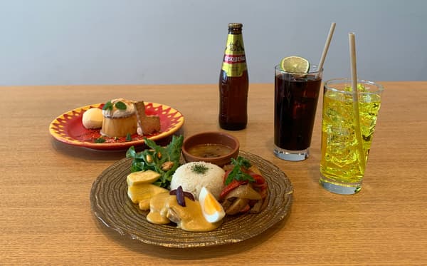 De izquierda a derecha: Crema volteada, plato de Machu Picchu, Cusqueña Gold, chicha morada, Inca Kola