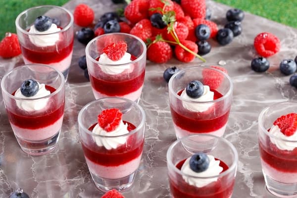 Makanan penutup gelas gaya smoothie beri Hokkaido