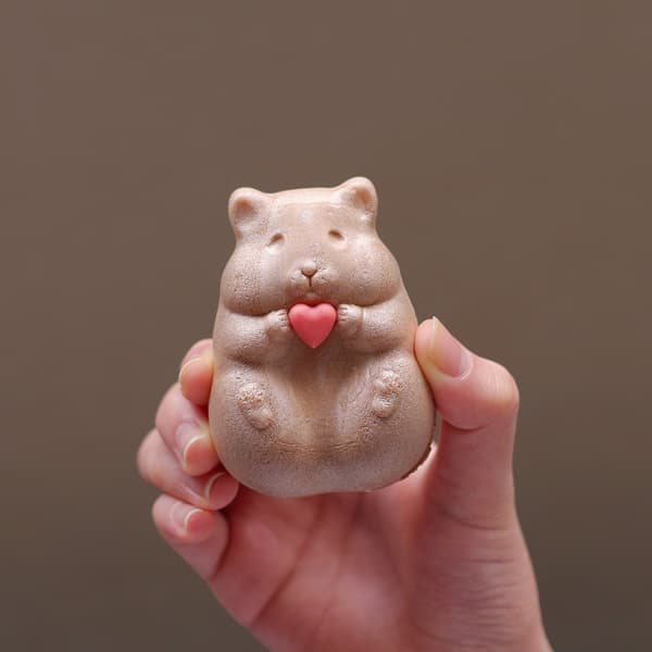 하트 모양 초콜릿이 있는 햄스터 모나카