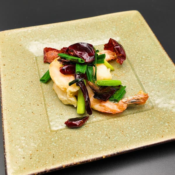 饱满的特大号鲜虾炸至酥脆,并以辣椒调味,带来一丝轻微的辛辣