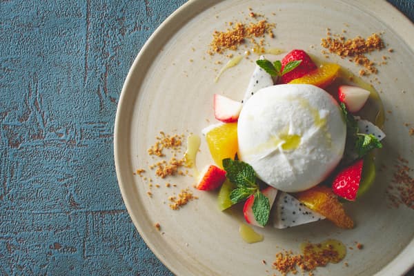 Keju Burrata dan Buah Musiman