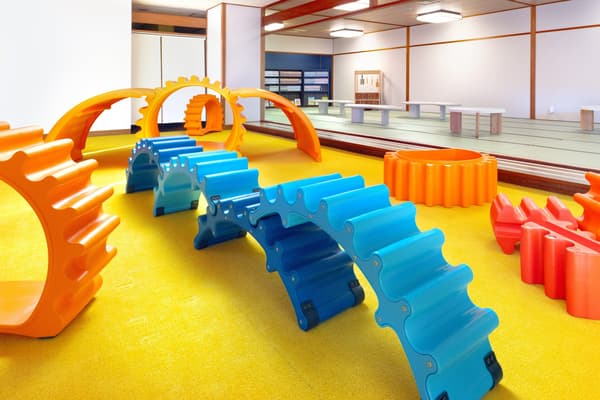 大型积木，激发创意玩耍——孩子们可以爬过隧道或建造秘密基地，拓展好奇心和创造力