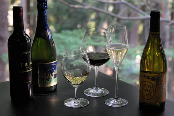 包括山梨葡萄酒在内的葡萄酒搭配