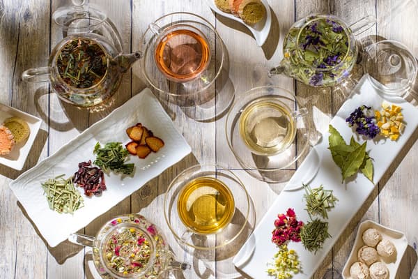 约15种饮品可无限畅饮，其中包括酒店与石川县津幡町Herb Farm Paysans合作推出的原创花草茶。※图片仅供参考。