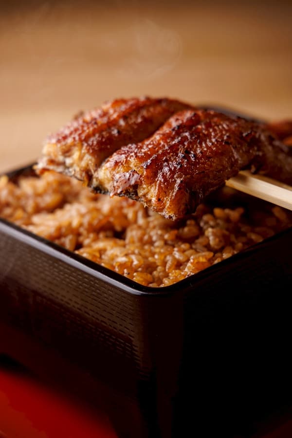 Unagi-ju (tazón de arroz con anguila) desde ¥1,800 (impuestos incluidos), con media anguila