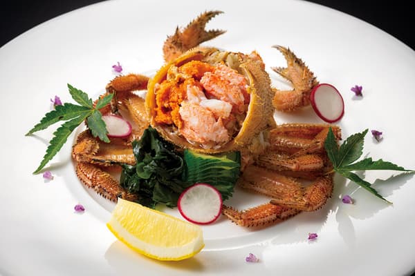 Cangrejo peludo al vapor con rico miso de cangrejo y carne dulce y delicada