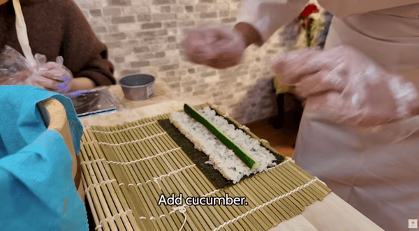 Satoshi membuat roll mentimun