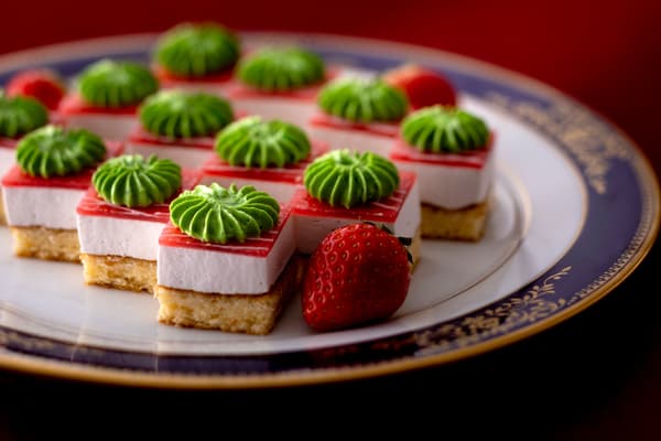 Strawberry and pistachio mousse