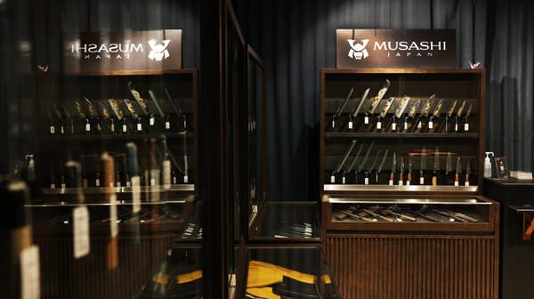 Exhibición de cuchillos japoneses