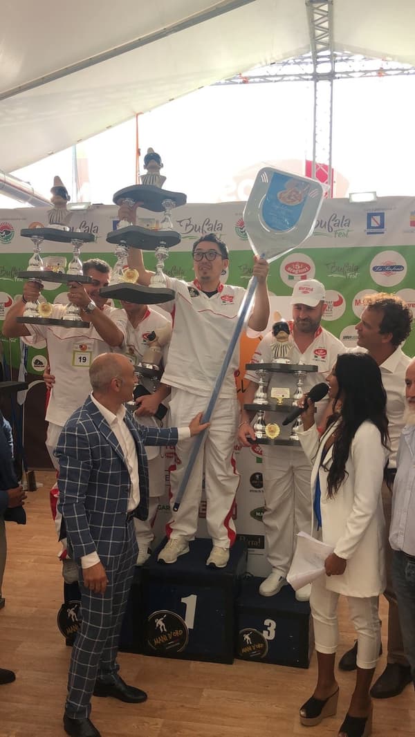 Ken Imai receiving the trophy after winning the 5th Trofeo Pulcinella