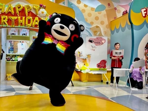 Kumamon realizando un baile enérgico en el evento de cumpleaños